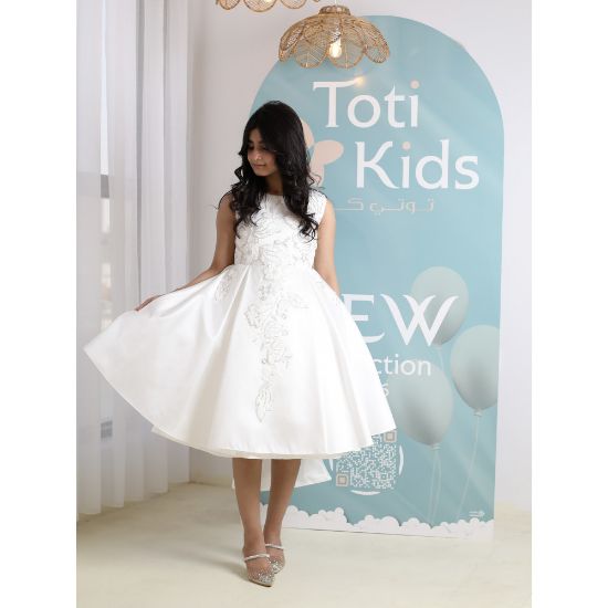 صورة فستان بناتي أبيض بتطريز فاخر مكيادو | فستان بفيونكة خلفية كبيرة - M3761